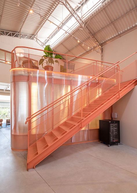 Mezzanine Architecture, Mezzanine Balcony, Office Mezzanine, Warehouse Living, Warehouse Office, Food Courts, Warehouse Design, Mood Images, Food Court