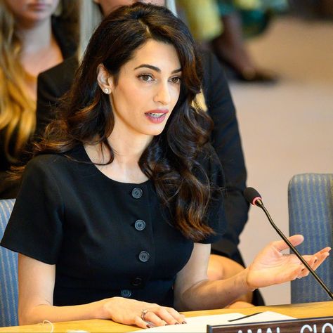 Well Spoken, Human Rights Lawyer, Women Lawyer, Lawyer Fashion, Amal Clooney, Down Hairstyles, Powerful Women, New Yorker, Human Rights