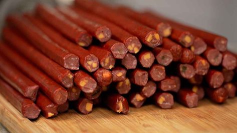 Venison Snack Stick Recipe, Beef Snack Stick Recipe, Beef Sticks Recipe, Venison Snack Sticks, Smoker Diy, Snack Stick Recipe, Cheese Sticks Recipe, Meat Curing, Sausage Making Recipes