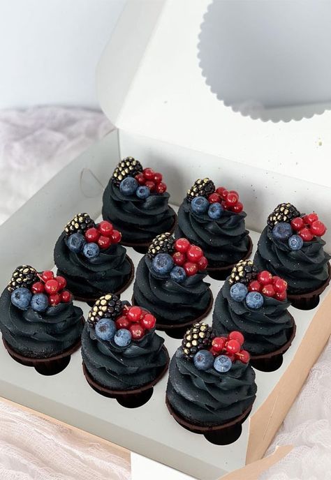 Gothic Cupcakes Birthday, Dark Wedding Cupcakes, Fancy Cupcakes Decorating Design, Moody Cupcakes, Cupcake Decorating Ideas Wedding, Black Wedding Cupcakes, Goth Cupcakes, Gothic Cupcakes, Dark Cupcakes