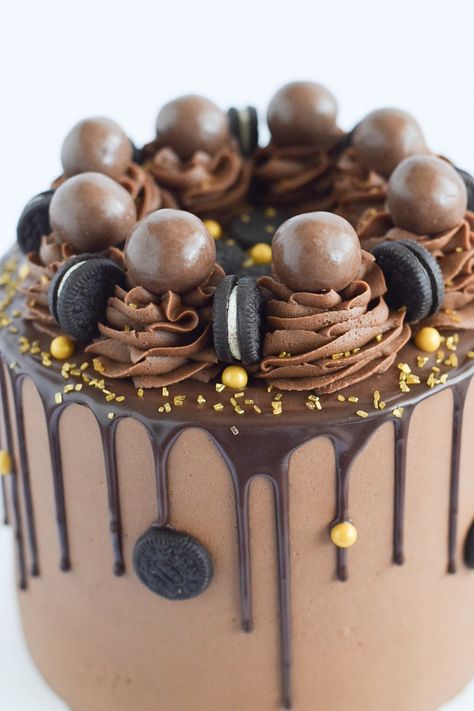 Chocolate Cake Oreo Decoration, Chocolate Buttercream Decorated Cakes, Cake With Oreo Decoration, Masculine Chocolate Cake, Dark Chocolate Birthday Cake, Dark Chocolate Cake Decoration, Cake With Chocolates On Top, Anniversary Chocolate Cake Design, Chocolate Cake For Men