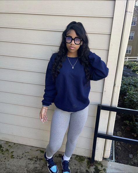 Navy Blue Top Grey Pants Outfit, Pictures Day Outfit Highschool, Gray Flair Leggings Outfit, Black To School Outfits, Cold Day School Outfit, Outfit Ideas Jeans Winter, Cute Cold Outfits For School, Outfit Ideas Black Sweatpants, Wednesday Outfits For School