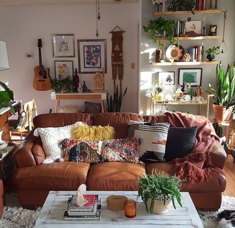 Plants Shelves, Sofa Kulit, Bohemian Style Living Room, Bohemian Style Living, Pillows Green, Bohemian Living Rooms, Design Salon, Maximalist Decor, Room Deco