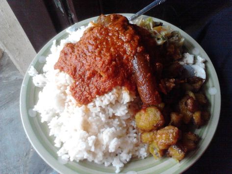 White rice and stew is a common food eaten by the Nigerian people you can add some fried dodo to get the white guy going. Oh I forget to add, that thing that look like a role pie on top of the food is called ponmo White Rice And Stew Nigerian, Rice And Stew Nigerian, Rice And Stew, White Guy, Beautiful Mosques, White Rice, Stew, The White, That Look