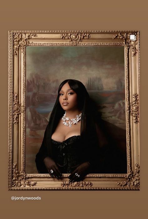 Black Gold Photoshoot, Photoshoot Frame Ideas, Paris Theme Photoshoot Ideas, Photo Frame Photoshoot, Picture Frame Photoshoot Ideas, Gold Frame Photoshoot, Chanel Photoshoot Ideas, Black Esthetician Photoshoot Ideas, Poses For Hair Photoshoot