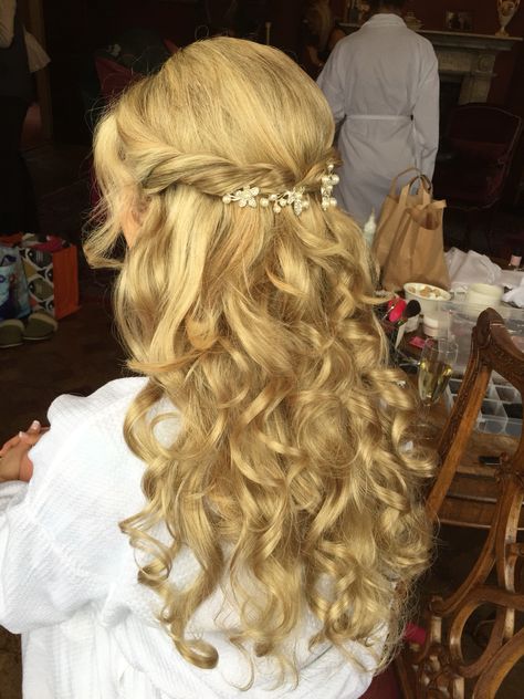 Princess Hair And Makeup, Homecoming Hair Styles Down, Half Up Gala Hairstyles, Beautiful Formal Hairstyles, Aphrodite Goddess Hairstyles, Half Up Half Down For Prom, Blonde Fancy Hairstyles, Hocoming Hair Ideas Down, Prom Hairstyles With Headpieces