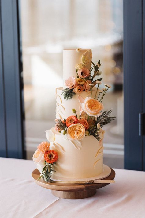 Wedding Cake Garden, Wedding Cake Peach Color, Wedding Cake Orange, Wedding Cake Orange Flowers, Fall Wedding Cake Ideas, Autumn Wedding Cakes, Apricot Wedding, Orange Wedding Cake, Garden Wedding Cake