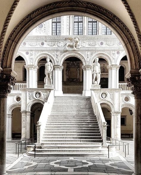 Palais des Doges, Venise Doges Palace, Palazzo Ducale, Carnival Of Venice, Neoclassical Architecture, European Architecture, Classic Architecture, Amazing Travel Destinations, Interior Stylist, Brick And Stone