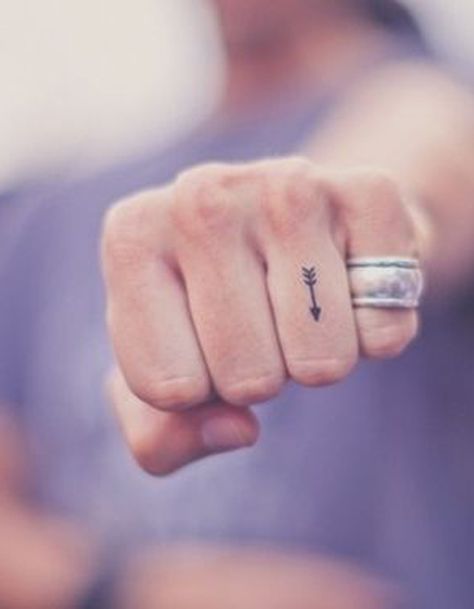 Tatouage doigt fleche  - Des tatouages jusqu’au bout des doigts  - Elle Model Tattoos, Font Tato, Small Arrow Tattoos, Diy Tattoo Permanent, Tattoo Diy, Petit Tattoo, Finger Tattoo Designs, Tattoo Trend, Disney Tattoo