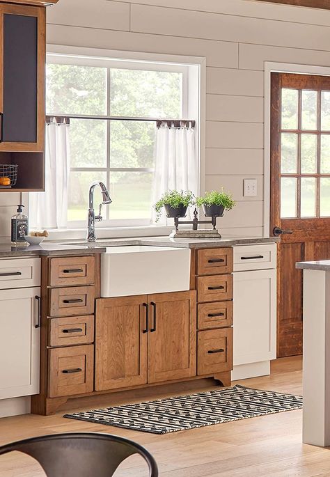 Farm Style Home, Knotty Pine Kitchen, Kitchen Sink White, Farmhouse Chic Kitchen, Farm Sinks, Artistic Kitchen, Farmhouse Sink Installation, Farmhouse Kitchen Inspiration, White Farmhouse Sink