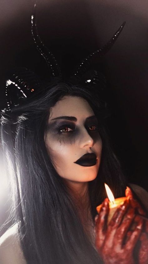 Lilith Halloween Costume, Black Demon Makeup, Black Demon Costume, Demon Costume Female Halloween, Lilith Costume, Succubus Costume, Demon Halloween Costume, Fotos Halloween, Beautiful Halloween Makeup