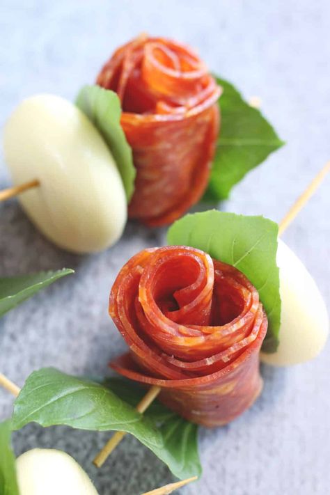 How To Make A Salami Rose | Easy Charcuterie Board Flower Recipe Salami Caprese Skewers, Salami Rose Caprese Skewers, Derby Charcuterie Board Ideas, Caprese Skewers With Salami, Pepperoni Roses Charcuterie, Charcuterie Rosettes, French Charcuterie Board Ideas, Salami Rose Skewer, Rose Salami Charcuterie