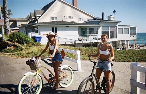 Living In A Beach Town, Summer On Film Aesthetic, 1950s Summer Aesthetic, Film Summer Aesthetic, Summer Film Aesthetic, Summer Film Photography, Vacation Beach House, Saved By His Grace, Film Pics