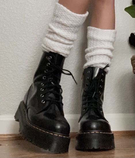 Botas Grunge, Dr Shoes, Fancy Shoes, Poses References, Shoe Inspo, Dark Academia Aesthetic, Aesthetic Shoes, Swag Shoes, Pretty Shoes