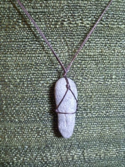 Diy Stone Wrapping, Stone Jewelry Necklace, Pebble Necklace, Wire Wrap Jewelry Designs, Rock Necklace, Stones Diy, Rock Jewelry, Wire Wrapping Stones, Stone Wrapping