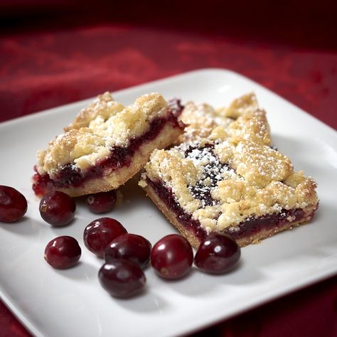 Cranberry Streusel Shortbread Bars – Stylish Cuisine Cranberry Streusel Bars, Cranberry Shortbread, Chocolate Rice Krispies, Streusel Bars, Cranberry Bars, Leftover Cranberry Sauce, Shortbread Bars, Crumble Bars, Chocolate Crinkles