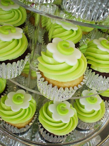 lime green | lime green cuppies Lime Green Cupcakes, Lime Green Birthday Party Ideas, Lime Green Cake, Green Event Decor, Green Food Party, Lime Candy, Key Lime Cupcakes, Lime Wedding, Cake Table Backdrop