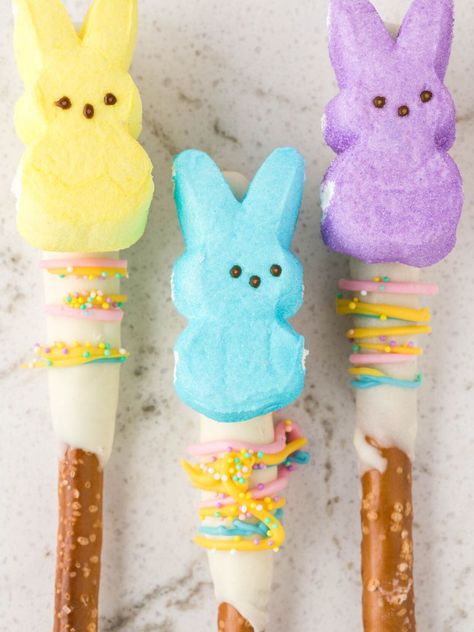 Pretzel rods laying on a white background that have been dipped in chocolate and decorated for easter. Easter Pretzel Rods, Creative Easter Desserts, Rice Enchiladas, Easter Cookie Bars, Cookies For Birthday, Easter Pretzel, Raspberry Cream Pies, Chocolate Dipped Pretzel Rods, Easter Snack