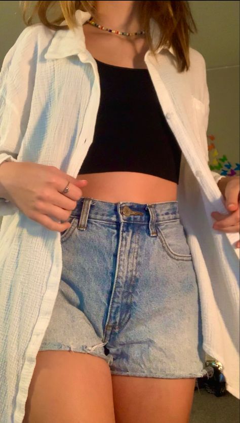 Outfit Ideas With Short Jeans, School Outfits For Summer Shorts, Tank Top Inspo Outfit, Summer Outfit Inspo Aesthetic Shorts, Short Jeans Beach Outfit, Blue Denim Shorts Outfits Women, Summer Outfits Blue Shorts, Denim Shorts Crop Top Outfit, Hot And Minimalist Style