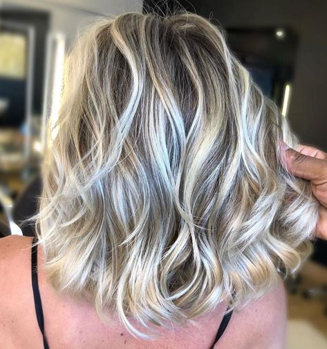 Ash Brown Wavy Lob With Blonde Highlights Long Lob, Haircuts Color, Highlights Pink, Fresh Hairstyles, Flattering Haircuts, Medium Blonde Hair, Effortless Waves, Womens Haircuts Medium, Hairstyles Blonde