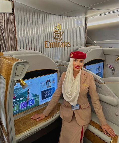 karinabozga Emirates Cabin Crew Uniform, Flight Attendant Emirates, Emirates Airline Cabin Crew, Become A Pilot, Become A Flight Attendant, Cabin Crew Jobs, Boring Job, Emirates Cabin Crew, Airline Cabin Crew