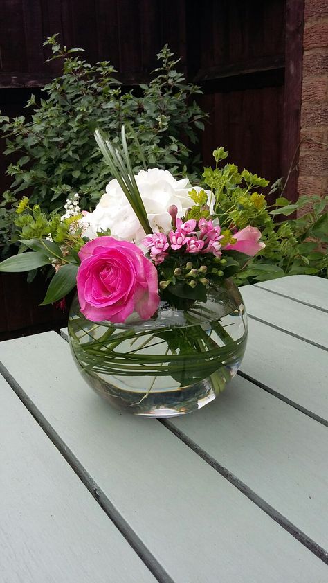 Fishbowl Vase Centerpiece, Fish Bowl Floral Arrangements, Fish Bowl Flower Centerpiece, Rose Bowl Centerpiece, Fish Bowl Flower Arrangements, Fish Bowl Centerpieces, Fish Bowl Centerpiece, Fish Bowl Centerpiece Wedding, Unusual Centerpieces