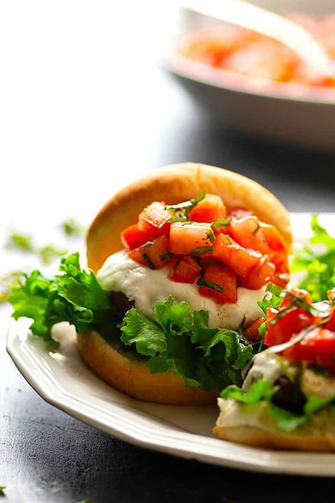 Bruschetta Mozzarella, Summer Burger, Summer Burgers, Bruschetta Toppings, Summer Pie, Turkey Burger Recipes, Tomato Season, Skillet Dinners, Grilled Burgers