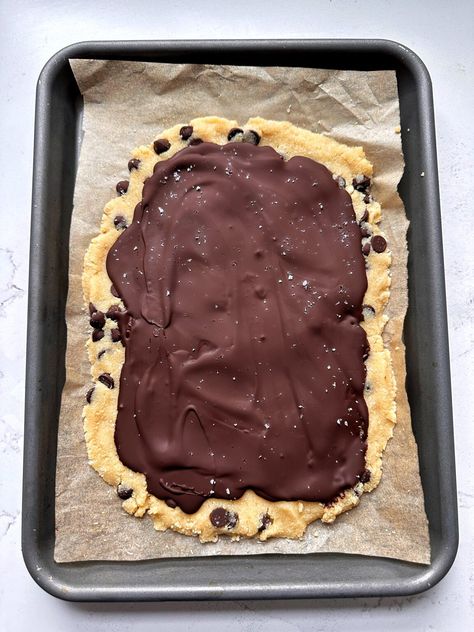 Chocolate Chip Cookie Dough Bark (vegan + gluten-free) - rachLmansfield Cookie Dough Bark, 4 Ingredient Cookies, Chocolate Chip Walnut Cookies, Cookie Dough To Eat, Dessert Snacks, Healthy Cookie Dough, Make Chocolate Chip Cookies, Almond Flour Cookies, Chocolate Cookie Dough