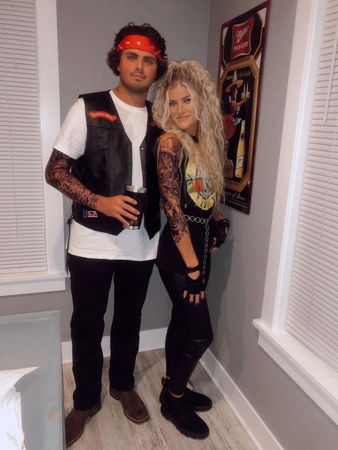 Biker Dude Halloween Costume, Biker Babe Halloween Costume, Harley Davidson Couple Costume, Bikers Couple Costume, Biker Festival Outfit, 80s Fashion Couples, Biker Couple Halloween Costume, Rock Couples Costume, Rocker Couple Costume