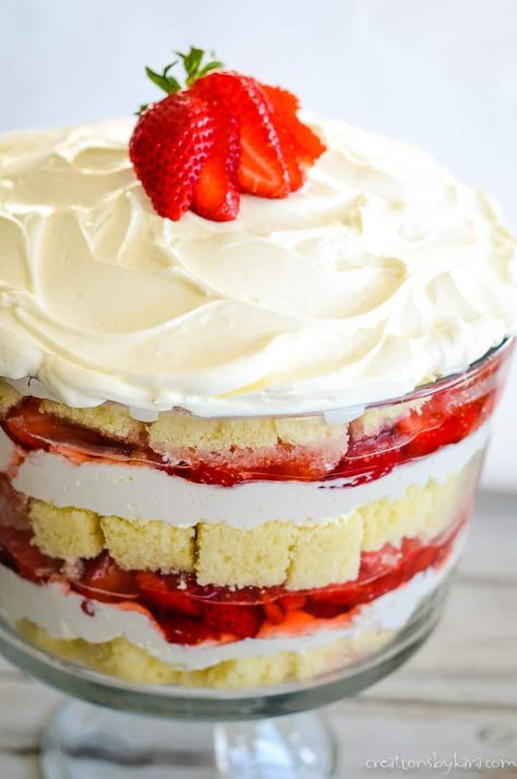 Strawberry Trifle With Pound Cake, Trifle With Pound Cake, Pound Cake Cream Cheese, Strawberry Cheesecake Trifle Recipe, Strawberry Cheesecake Trifle, Dessert Trifle, Trifle Bowl Recipes, Strawberry Shortcake Trifle, Trifle Dessert Recipes