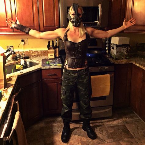 Female Bane Costume DIY Female Bane Costume, Female Bane Cosplay, Bane Costume Female, Female Villian Costume, Bane Halloween Costume, Female Villain Costumes, Bane Costume, Bane Cosplay, Bane Mask