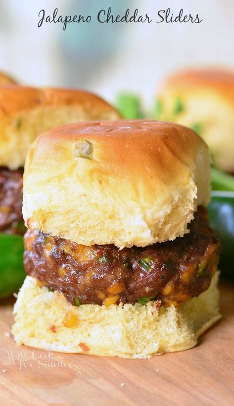 Jalapeno Cheddar Sliders. DELICIOUS little cheeseburgers with a kick of jalapenos and cheese mixed right in. Sliders Recipes Hamburger, Jalapeno Burger, Sliders Sandwiches, Will Cook For Smiles, Cheddar Burger, Slider Sandwiches, Chile Jalapeño, Queso Cheddar, Deli Sandwiches