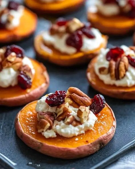 Roasted Sweet Potato Rounds with Whipped Goat Cheese, Cranberries, and Pecans - Miarecipes Sweet Potato Rounds, Lobster Cream Sauce, Potato Rounds, Whipped Goat Cheese, Baked Sweet Potatoes, Roasted Sweet Potato, Cranberry Cheese, Crunchy Pecans, Pecan Recipes