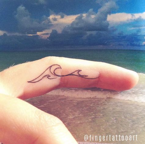 Beach lovers will flip for this wave tattoo. Wave Finger Tattoo, Tiny Finger Tattoos, Finger Tats, Water Tattoo, Wave Tattoo, Tattoo Zeichnungen, Ocean Tattoos, Beach Tattoo, Geniale Tattoos