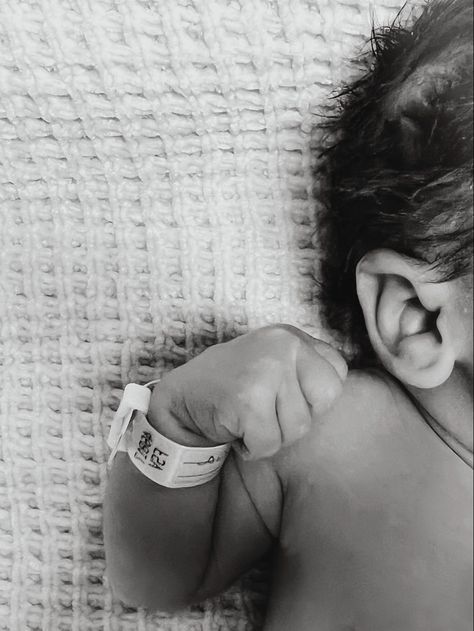 Newborn Announcement Hospital Cute Ideas, Black And White Hospital Photos, Newborn Photo At Hospital, Newborn First Picture Hospitals, Birth Announcement Without Showing Face, Newborn Pics Without Showing Face, New Born Baby Hospital Photography, Birth Photo Announcement, Newborn Black Babies Photoshoot