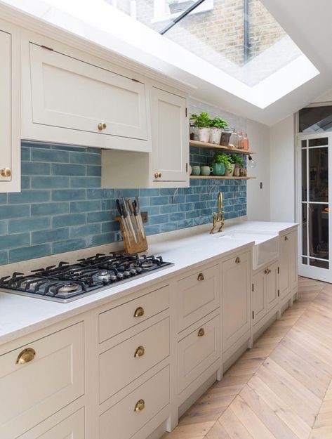 Tiled Splashback, English Townhouse, Blue Kitchen Tiles, Grey Kitchen Colors, Kitchen Splashback Tiles, Renovation Architecture, Blue Kitchen Cabinets, Kitchen Company, Modern Kitchen Cabinets