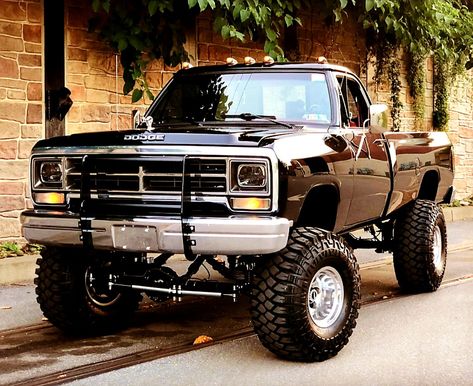 Custom 1987 Dodge RAM W150 Lifted Muscle Car, Dodge W150 4x4, Old Ram Trucks, 1990 Dodge Ram Truck, Classic Dodge Trucks, Old Dodge Trucks Vintage, Vintage Dodge Trucks, Ram Trucks Lifted, Dodge Ram 4x4