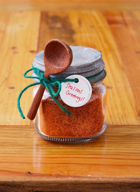 small mason jar filled with spice mix with a small wooden spoon and gift tag attached to the outside with green twinewith Diy Christmas Mason Jars, Christmas Mason Jar Crafts, Mason Jar Christmas Crafts, Christmas Mason Jars Diy, Small Wooden Spoons, Spice Holder, Large Mason Jars, Diy Spices, Spoon Gifts