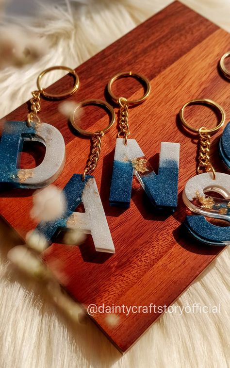 Resin Photoshoot Ideas, Resin Blue Keychain, Blue Resin Keychain, Resin Idea, Resin Business, Resin Arts, Chain Ideas, Diy Tie Dye Shirts, Resin Decor