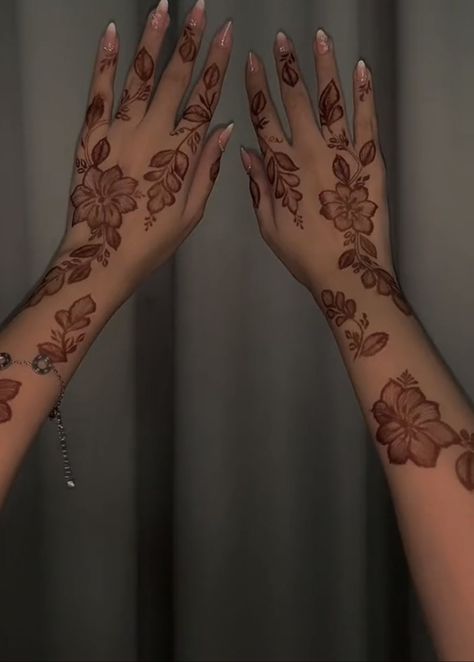 Wedding Henna Designs Simple, Henna Aesthetic Photography, Aesthetic Henna Ideas, Heena Design Cute, Khaliji Henna Design, Henna Designs Hand Beautiful, Henna For Wedding, Heena Mehendi Designs, Dainty Henna