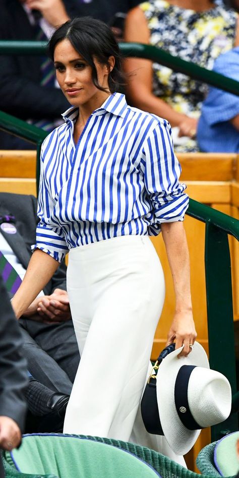 White Striped Shirt Outfit, Estilo Meghan Markle, Princ Harry, Outfits With Striped Shirts, Meghan Markle Outfits, White Slacks, Meghan Markle Style, Blue Striped Shirt, Jenny Packham