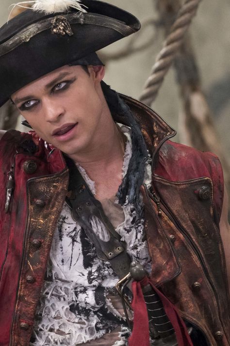 Thomas Doherty Harry Hook, Thomas Anthony Doherty, Male Characters Movies, Hot Actors Men, Best Movie Characters, Fictional Characters Men, Descendants Pirates, Mean Characters, Thomas Doherty Descendants