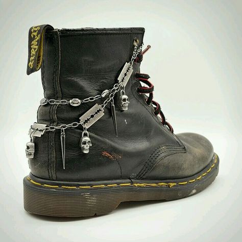 Custom Docs, Warrior Shoes, Doctor Martens, Boot Chains, Battle Jacket, Mötley Crüe, Estilo Punk, Punk Outfits, Alt Fashion