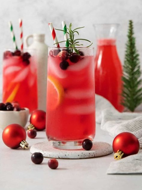 Holiday Lemonade, Christmas Drinks Aesthetic, Christmas Lemonade, Cranberry Syrup, Cranberry Lemonade, Cranberry Simple Syrup, Holiday Mocktail, Christmas Cranberry, Drinks Ideas