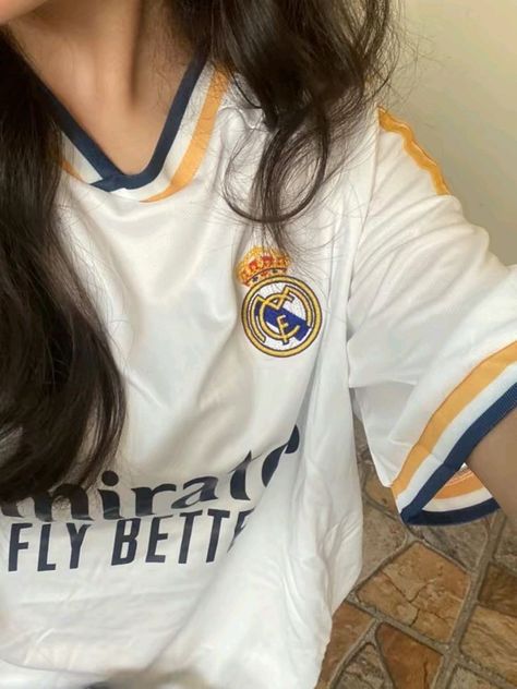 Real Madrid Pfp, Real Madrid Girl, Real Madrid T Shirt, Artist Reels, Madrid Girl, Madrid Outfits, Cat Angel, Real Madrid Shirt, Fake Photo Short Hair