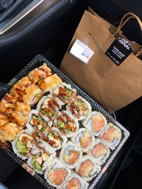 Fried Sushi Aesthetic, Sushi Nigiri Aesthetic, Sushi For Lunch, Fried California Roll Sushi, California Roll Sushi Aesthetic, Sushi Dragon Roll, California Roll Aesthetic, Japanese Food Restaurant, Fried California Roll