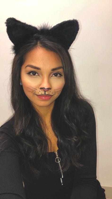 Cat makeup 🐱 Cute Black Cat Halloween Makeup, Cat Face Costume Make Up, Cat Makeup Halloween Aesthetic, Black Kitten Halloween, Black Cat Outfit Halloween Costume Ideas, Chat Noir Halloween Costume, Cat Face For Halloween Make Up, Kitten Makeup Halloween, Cat Woman Face Makeup