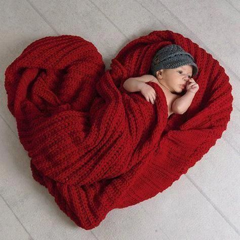 Foto Newborn, Baby Fotografie, Monthly Baby Photos, Heart Blanket, Baby Boy Photography, Baby Poses, Newborn Baby Photos, Foto Baby, Foto Tips