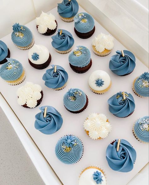 Beautiful & delicious cupcakes✨ Perfect for weddings & bridal showers 😍😍 Cupcakes by @onlysweetco Modern Cupcakes Design, Minimalist Cupcakes Design, Cupcake Ideas For Men, Cupcake Designs For Men, Celestial Cupcakes, Baby Shower Cupcakes Boy, Mini Cupcakes Wedding, Mini Cupcakes Decorating, Wedding Cupcake Designs