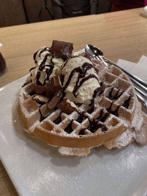 Waffles And Ice Cream Aesthetic, Chocolate Waffles Aesthetic, Waffle Aesthetic, Waffles Aesthetic, Insta Photo Ideas Aesthetic, Waffles Ice Cream, Photo Ideas Aesthetic, Ice Cream Chocolate, Mia Mia